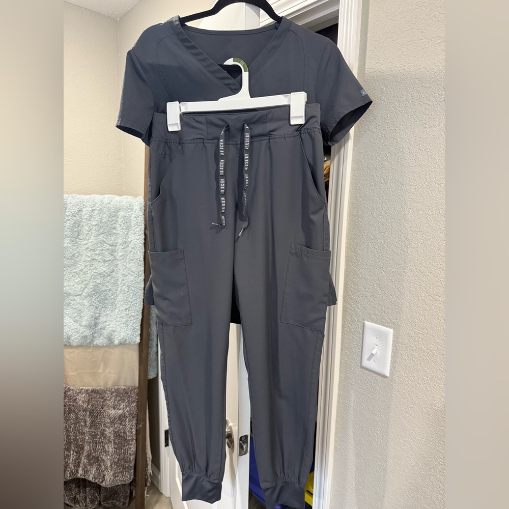 Med Couture - women's scrub set